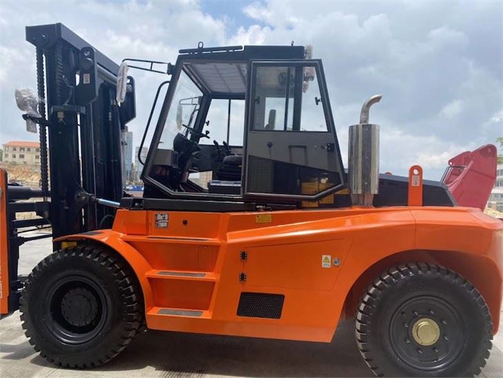 13.5 Ton Diesel Heavy Forklift Engine Cummins